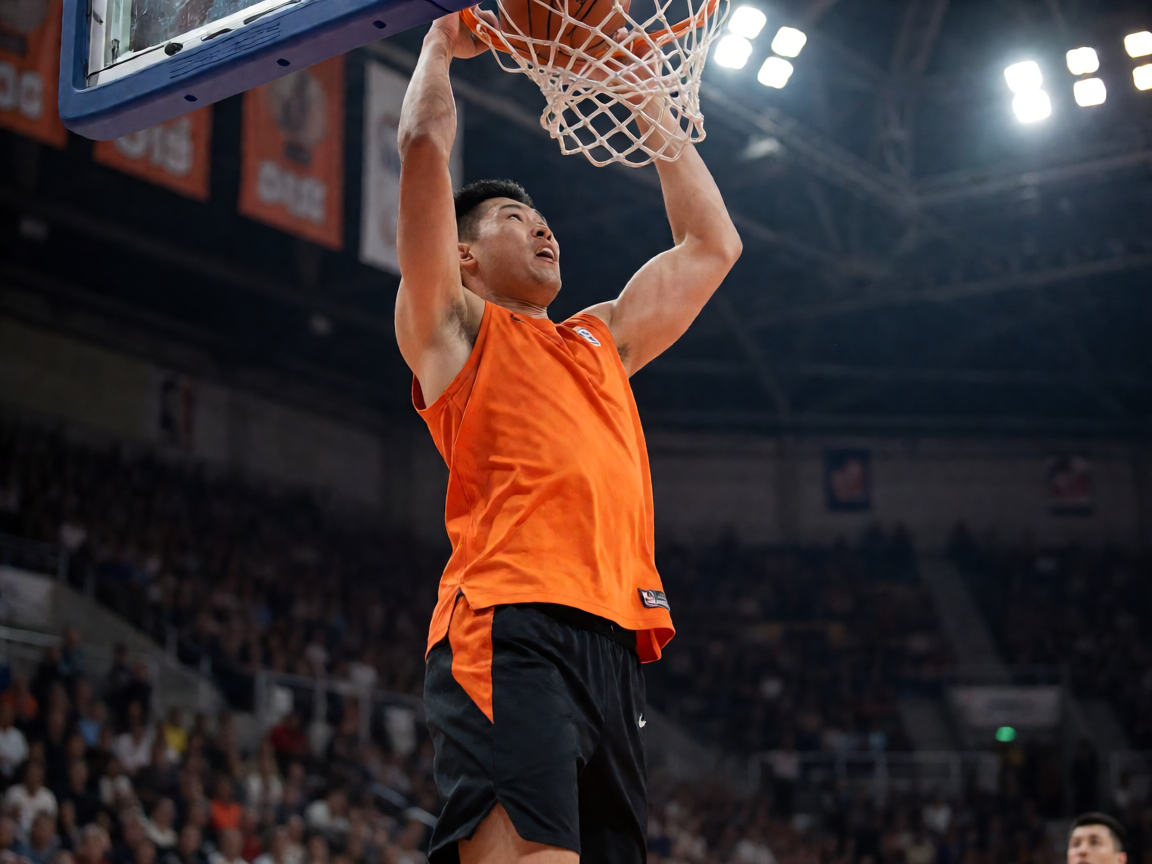 NBA篮球比赛精彩瞬间，球员在篮下完成扣篮动作
