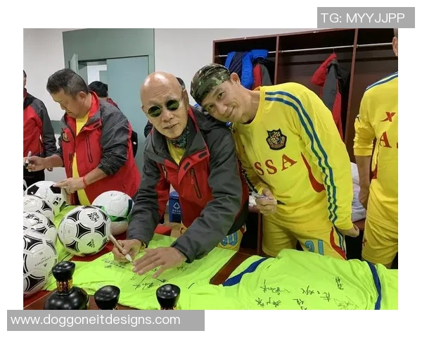 中国足球明星热心公益为青少年送上签名球衣传递运动精神与梦想